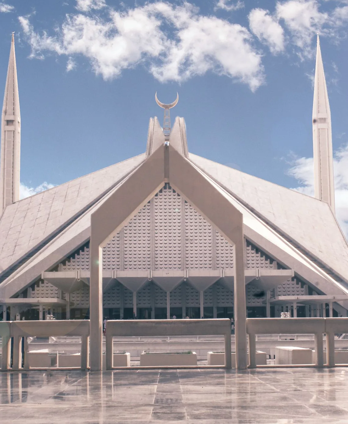 Faisal Mosque under a bright blue sky in Islamabad